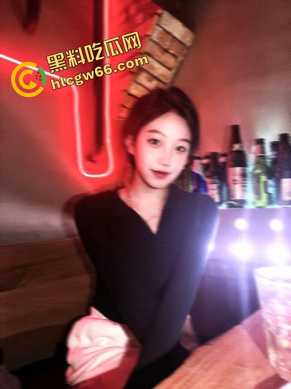 音乐老师嘴巴比喇叭还灵武汉【张小岚】楼道玩口爆，微信附近人撩到的骚货，25岁女老师夜里吞精爽出！-6