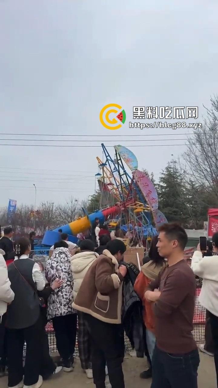 南阳镇平庙会惊现夺命飞椅，游乐设施突然倒塌 一人当场没了 两人重伤 飞椅变升天套餐了？-6