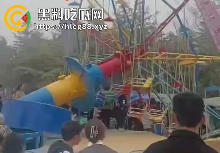 南阳镇平庙会惊现夺命飞椅，游乐设施突然倒塌 一人当场没了 两人重伤 飞椅变升天套餐了？-8