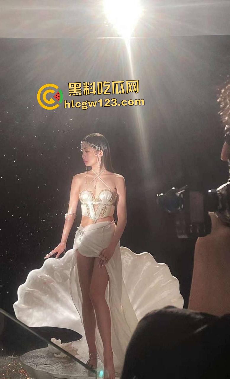 反差母狗被调教cos口交多P狂欢,骚逼专门在凌晨启动,和科比一样勤奋的性爱!-1