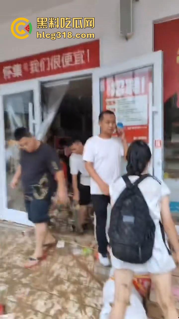一场水灾，人性尽显！广东肇庆怀集水灾后，赵一鸣零食店遭到疯抢，竟然在广东看到0元购！-3