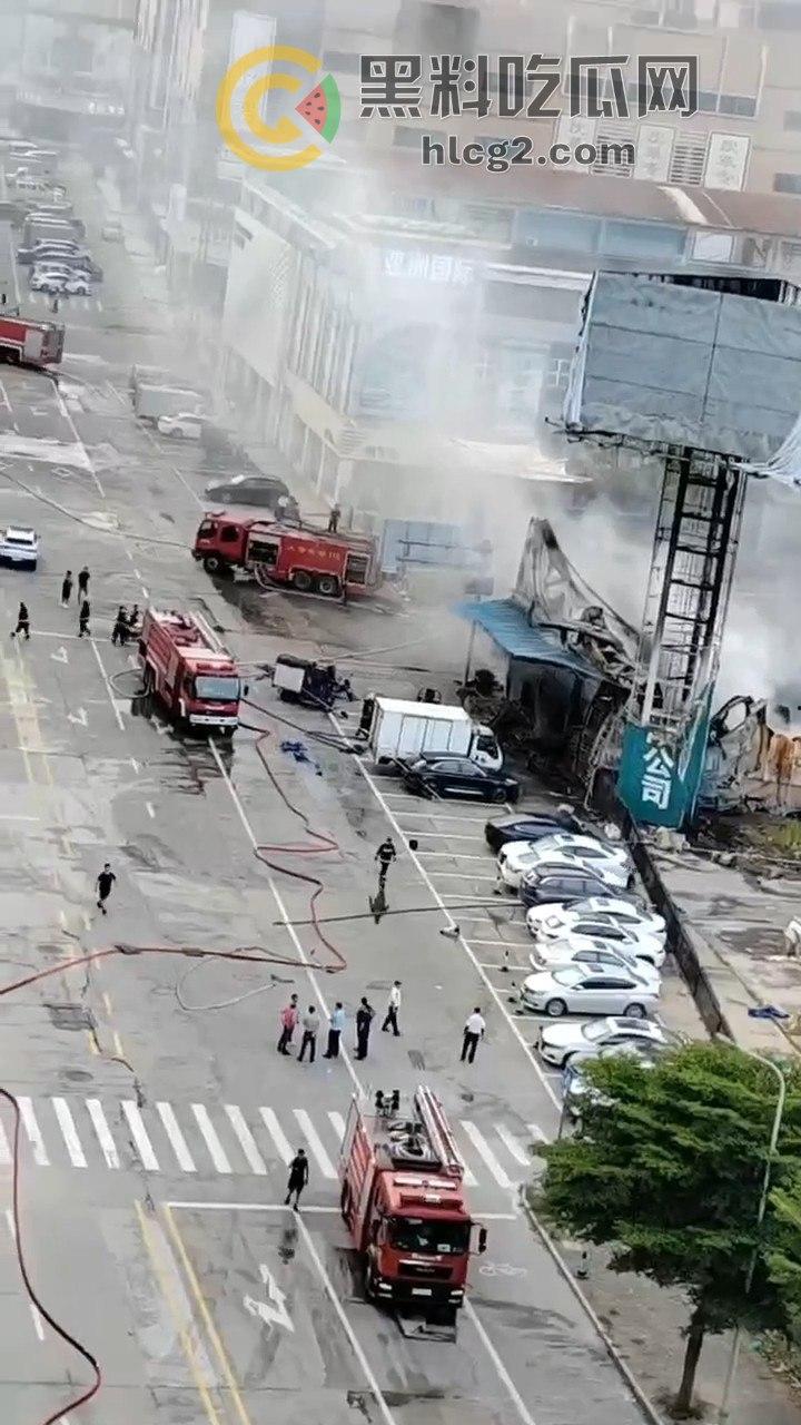 佛山火灾大爆炸！20多家商铺被吞噬，凌晨恐怖场面令人咋舌-8