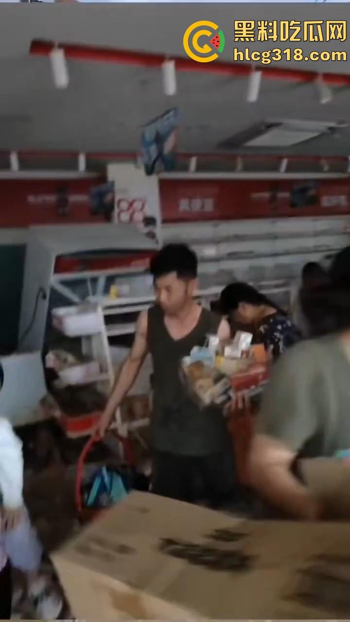 一场水灾，人性尽显！广东肇庆怀集水灾后，赵一鸣零食店遭到疯抢，竟然在广东看到0元购！-9