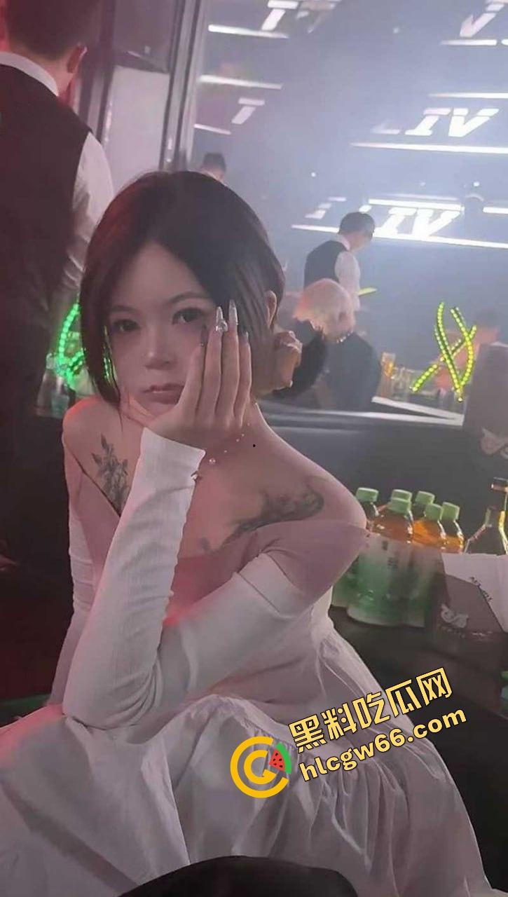 江西精神小妹在酒吧大厅被灌醉玩到失控,含着鸡巴跪地在大厅口爆,卡座当场脱裤子玩3P!-1