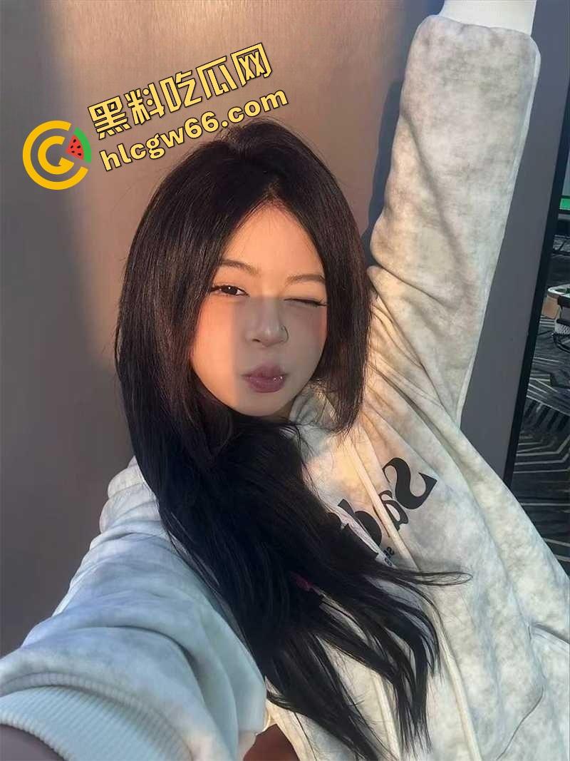 江西精神小妹在酒吧大厅被灌醉玩到失控,含着鸡巴跪地在大厅口爆,卡座当场脱裤子玩3P!-2