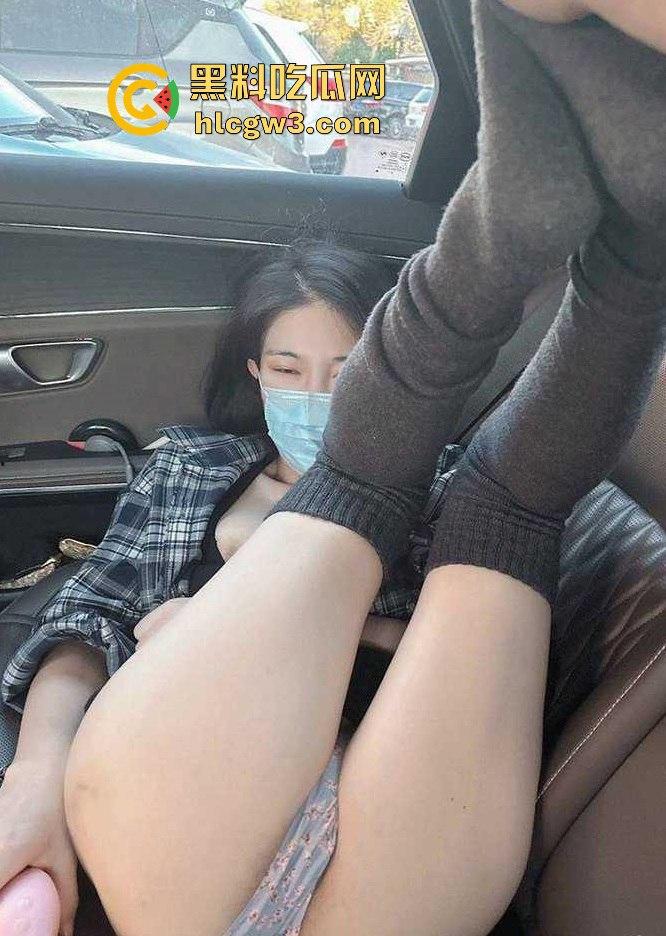 丽江艳遇操到腿软 高冷仙女『白若溪』车震玩野了 粉嫩无毛逼在后座湿的车垫都湿了 这骚逼这是尿了把?-2