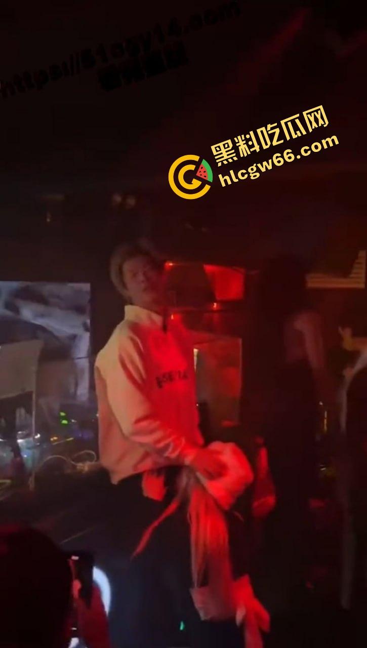 江西精神小妹在酒吧大厅被灌醉玩到失控,含着鸡巴跪地在大厅口爆,卡座当场脱裤子玩3P!-10