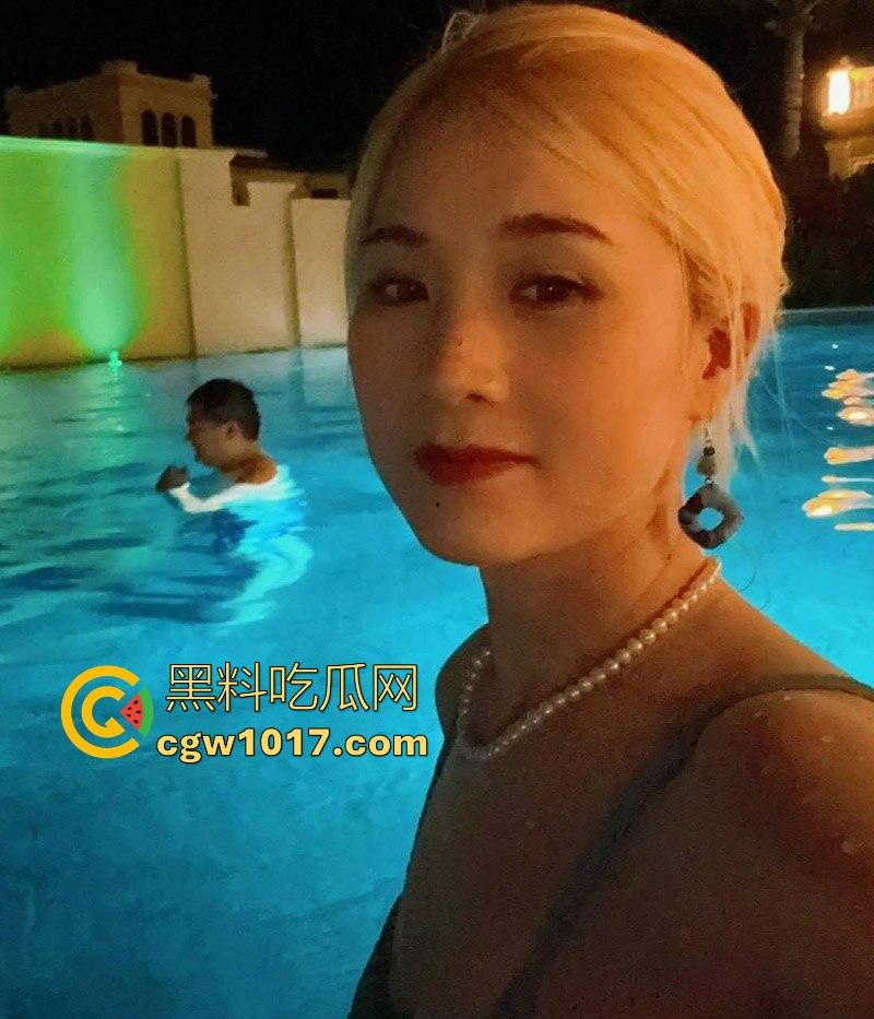 浙江丰满巨乳熟女日常性爱日常！奶子雪白丰满，屁股翘得犯规，从后面一插到底，啪啪声震天响！-1