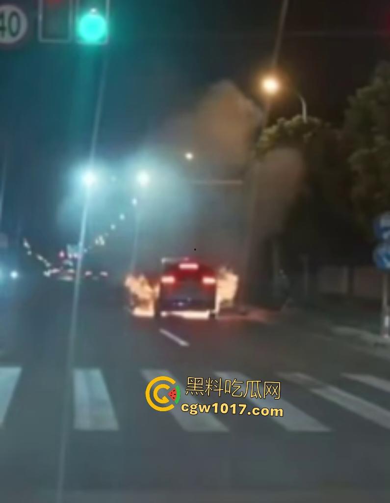 10月24凌晨理想MEGA自燃起火，车主跳车逃命，车底爆燃喷火，不得不说理想做“移动烤箱”还是有一手的！-2