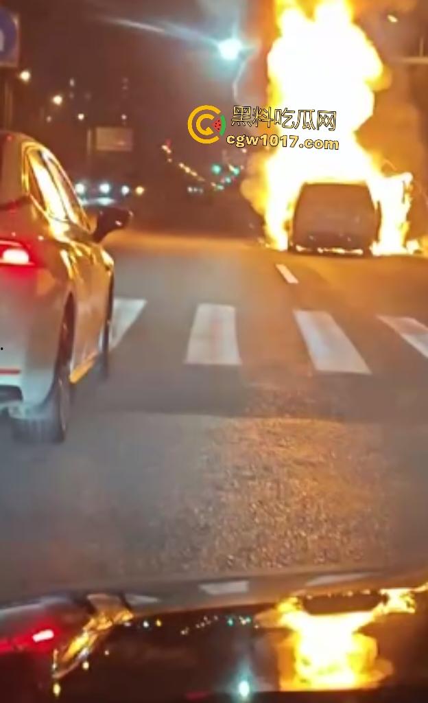 10月24凌晨理想MEGA自燃起火，车主跳车逃命，车底爆燃喷火，不得不说理想做“移动烤箱”还是有一手的！-8