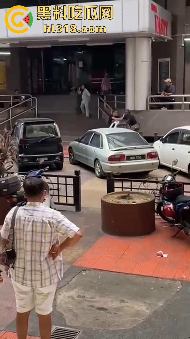 马来西亚醉酒刀仔砍人,新山市惊现醉酒汉,一言不合当街掏刀砍人 ,还涉嫌吸毒,目前已被逮捕!-1