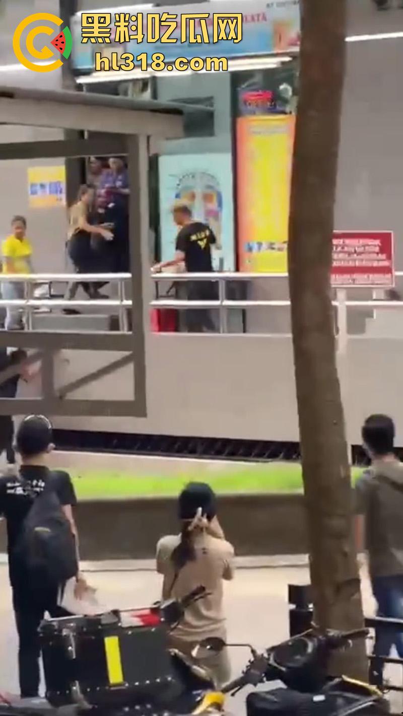 马来西亚醉酒刀仔砍人,新山市惊现醉酒汉,一言不合当街掏刀砍人 ,还涉嫌吸毒,目前已被逮捕!-2