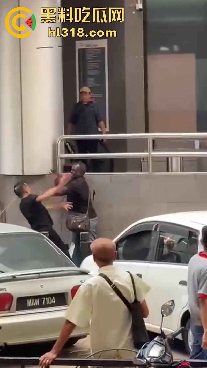 马来西亚醉酒刀仔砍人,新山市惊现醉酒汉,一言不合当街掏刀砍人 ,还涉嫌吸毒,目前已被逮捕!-3