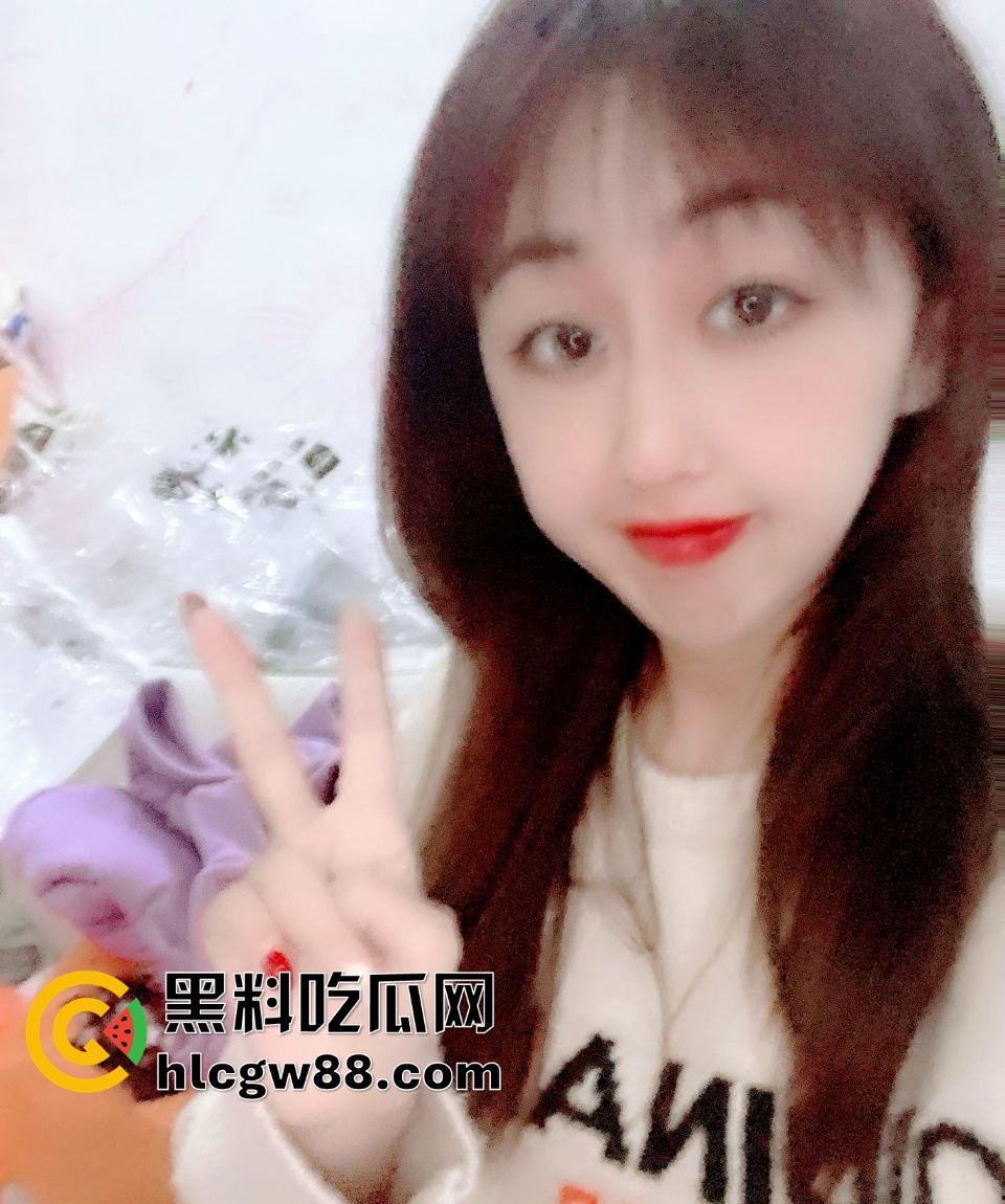 青岛老婊子【秦丽丽】偷汉子操翻天，背着老公让别人开发屁眼玩法，老娘们儿三洞爽到爆！-1