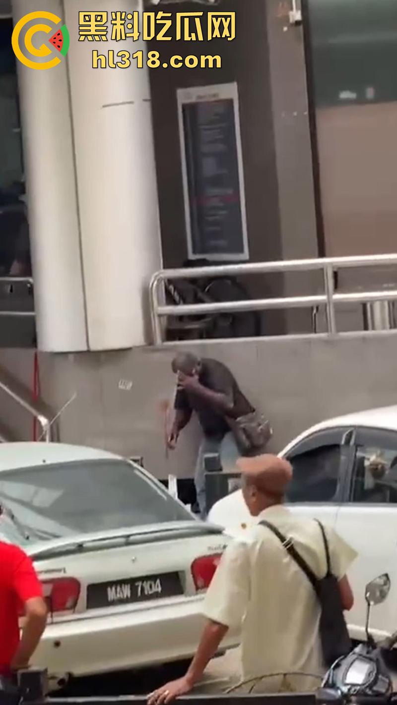 马来西亚醉酒刀仔砍人,新山市惊现醉酒汉,一言不合当街掏刀砍人 ,还涉嫌吸毒,目前已被逮捕!-4