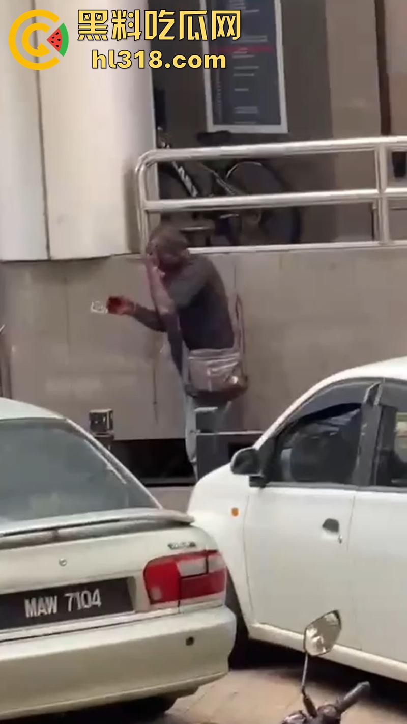 马来西亚醉酒刀仔砍人,新山市惊现醉酒汉,一言不合当街掏刀砍人 ,还涉嫌吸毒,目前已被逮捕!-5