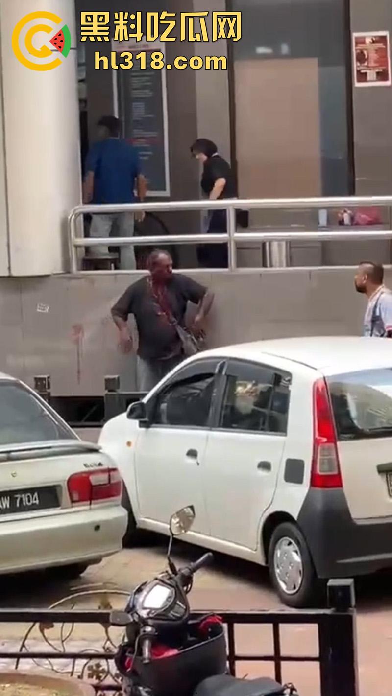 马来西亚醉酒刀仔砍人,新山市惊现醉酒汉,一言不合当街掏刀砍人 ,还涉嫌吸毒,目前已被逮捕!-6