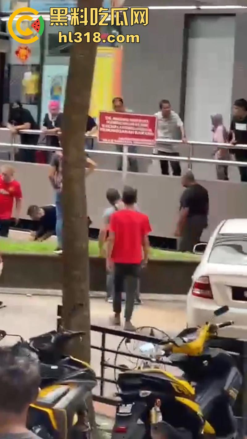 马来西亚醉酒刀仔砍人,新山市惊现醉酒汉,一言不合当街掏刀砍人 ,还涉嫌吸毒,目前已被逮捕!-7