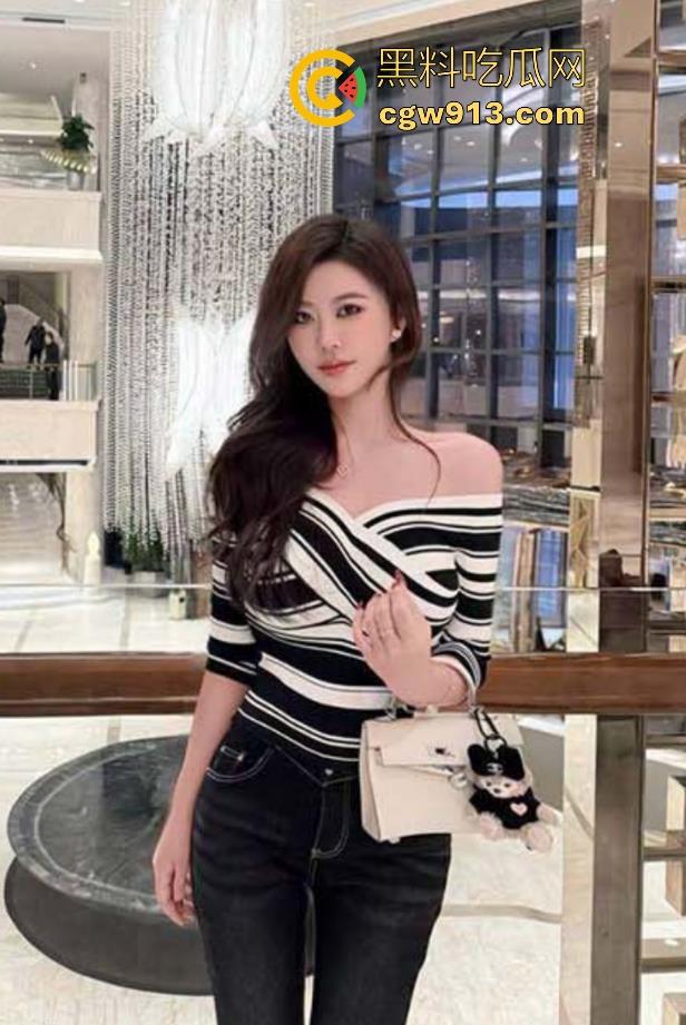 海角乱伦！跟小姨子户外露出挑战，在楼下公园公厕内激情做爱，差点被人发现，刺激无比！-3