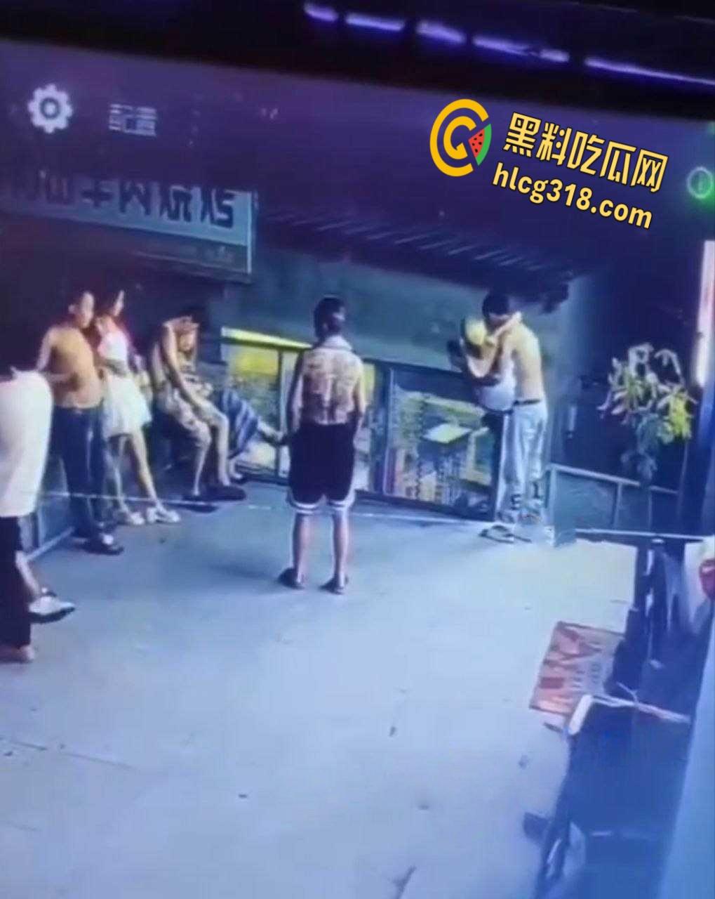 酒后男子抱起女孩体力不支,女孩还把脚勾在护栏外,最终男子失手女孩掉下去了!-4