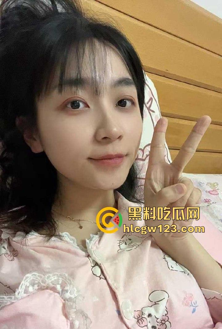 湖南长沙人妻【刘慧怡】网上裸聊视频流出 自慰扣穴画面惹火至极  高冷外表下是欲求不满的反差母狗！-1