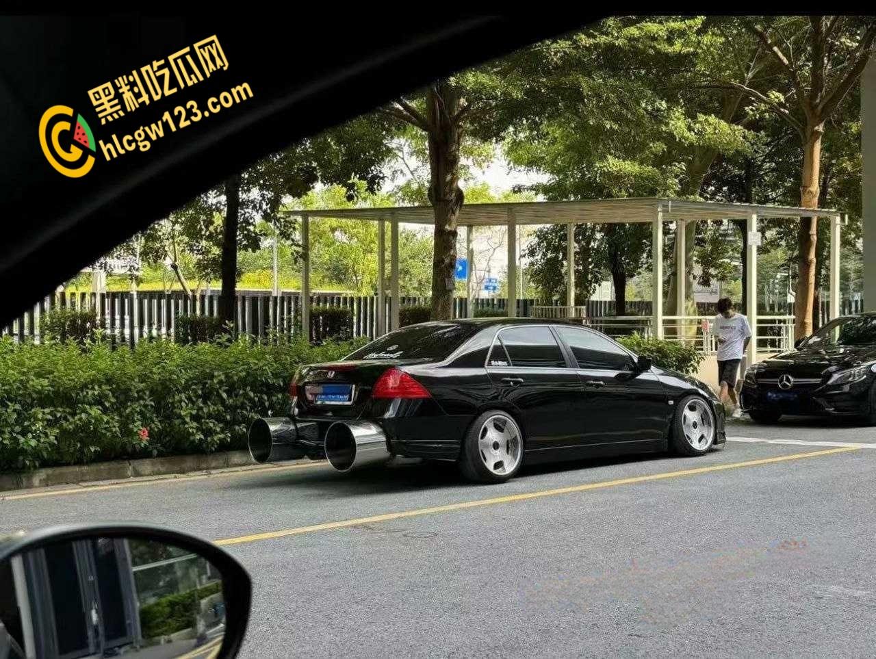 广东汕头一改装车上路被警察叔叔拖走，路人直呼这多大排量，排气管能塞进两个头！-2