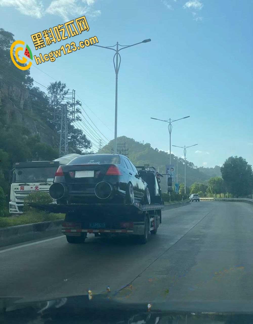 广东汕头一改装车上路被警察叔叔拖走，路人直呼这多大排量，排气管能塞进两个头！-3