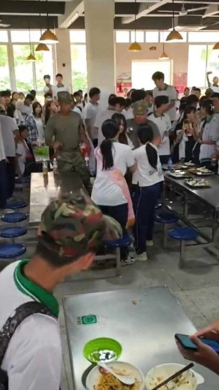 澄海职校精神小妹校内霸凌,收小太妹当马仔,学校里收保护费,谁不给钱就干谁!-6