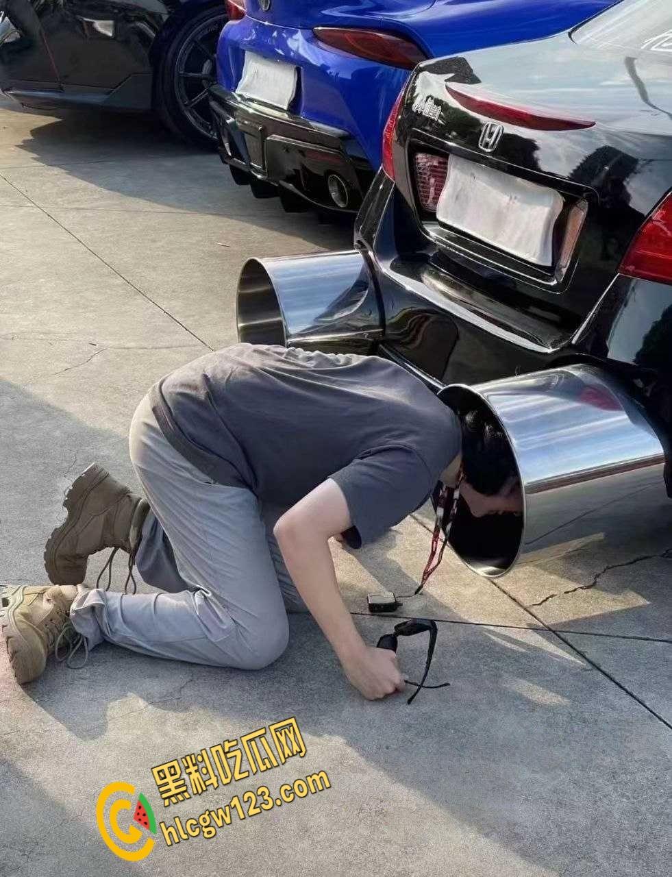 广东汕头一改装车上路被警察叔叔拖走，路人直呼这多大排量，排气管能塞进两个头！-4