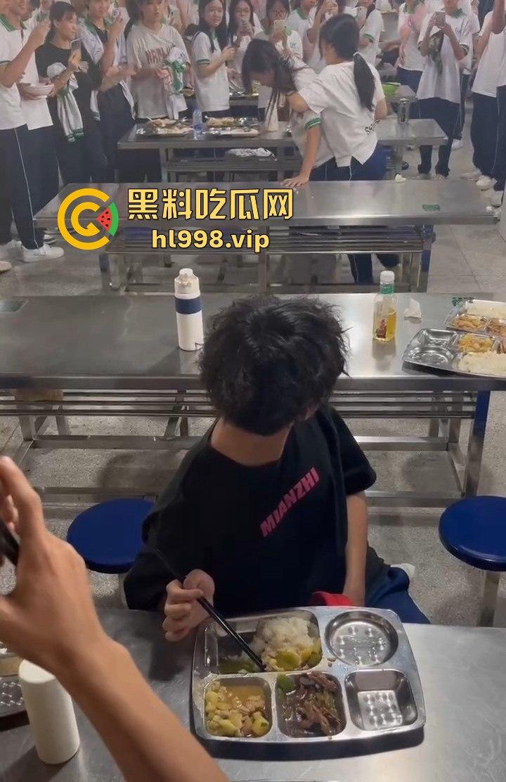 澄海职校精神小妹校内霸凌,收小太妹当马仔,学校里收保护费,谁不给钱就干谁!-7