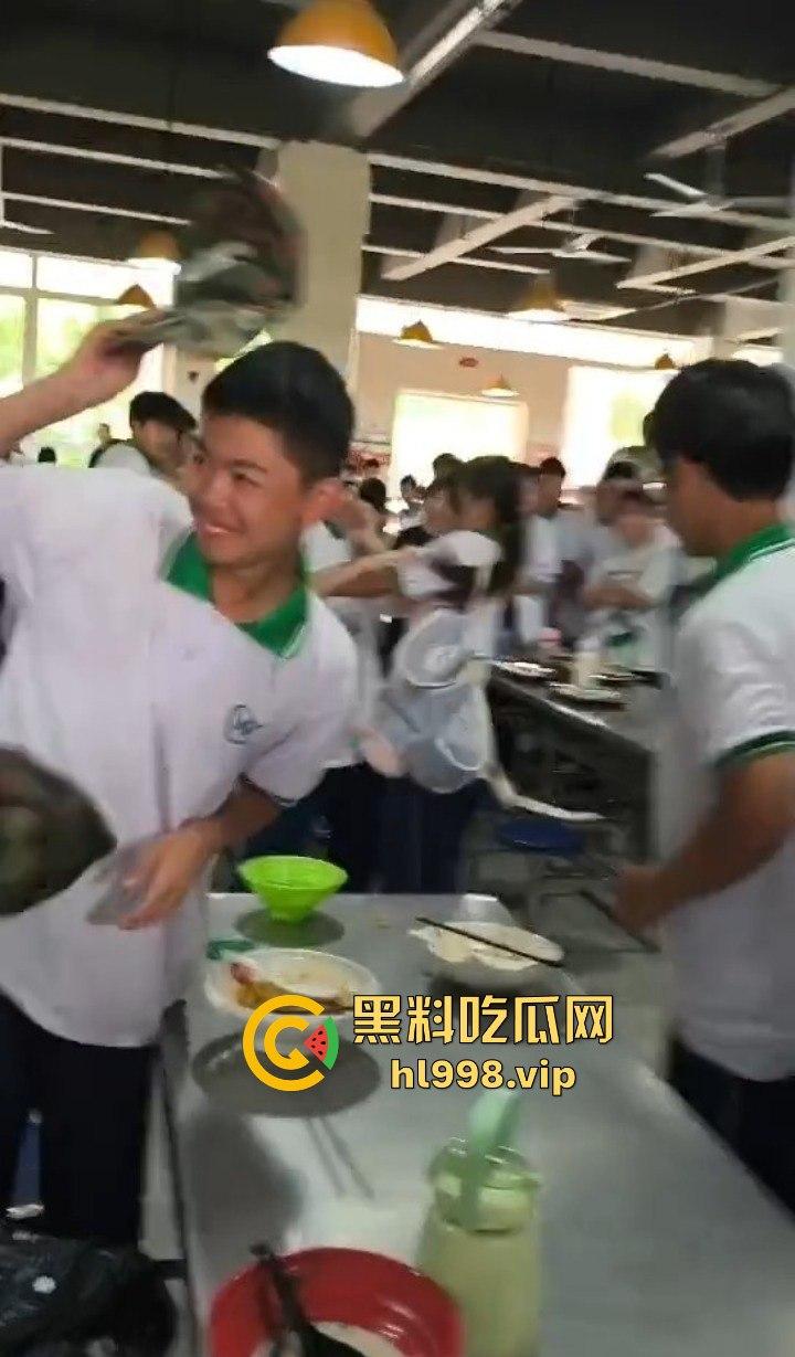 澄海职校精神小妹校内霸凌,收小太妹当马仔,学校里收保护费,谁不给钱就干谁!-8