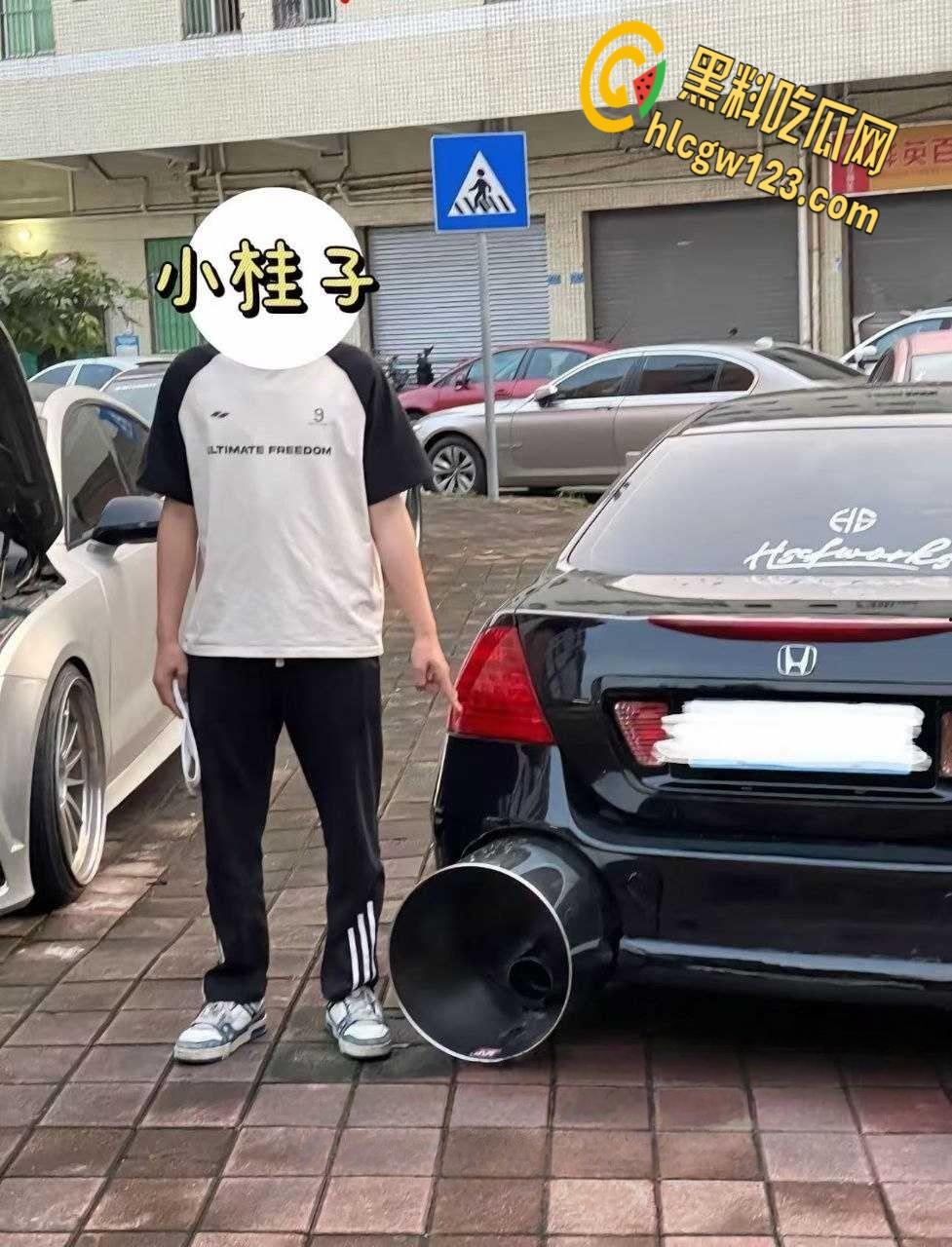 广东汕头一改装车上路被警察叔叔拖走，路人直呼这多大排量，排气管能塞进两个头！-5