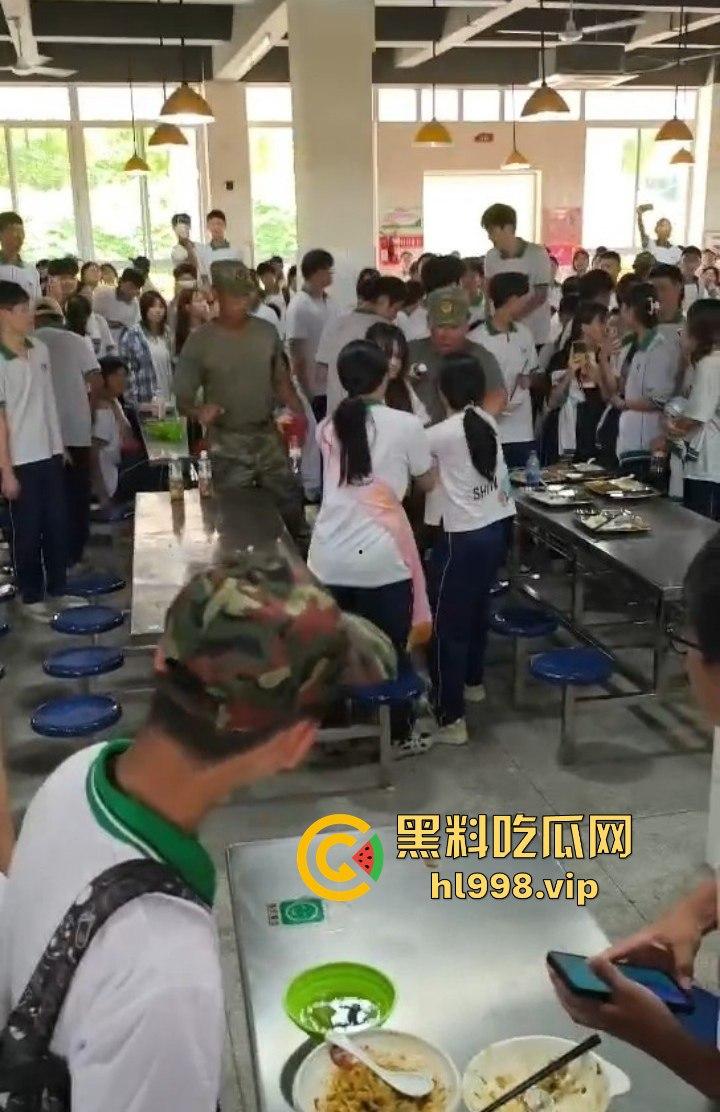 澄海职校精神小妹校内霸凌,收小太妹当马仔,学校里收保护费,谁不给钱就干谁!-9