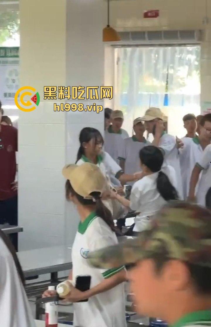 澄海职校精神小妹校内霸凌,收小太妹当马仔,学校里收保护费,谁不给钱就干谁!-11