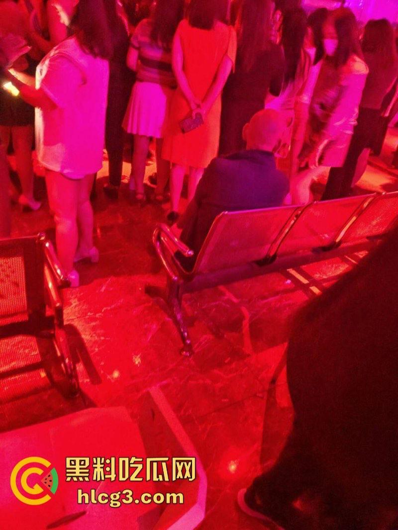 “十元一摸”成都夜生活的性故事 现在知道莎莎舞是怎么玩的了吧！不行了！扶我去成都-5