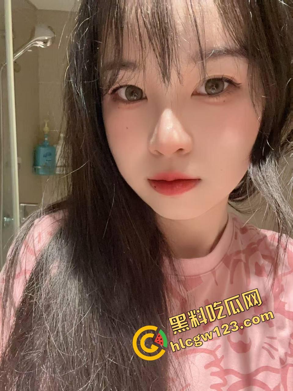 全公司都吃饭去了,只有我在工位被榨成豆腐脑,谁说办公室不能做爱?她一坐腿上直接开摸,肾保健逼我射!-2