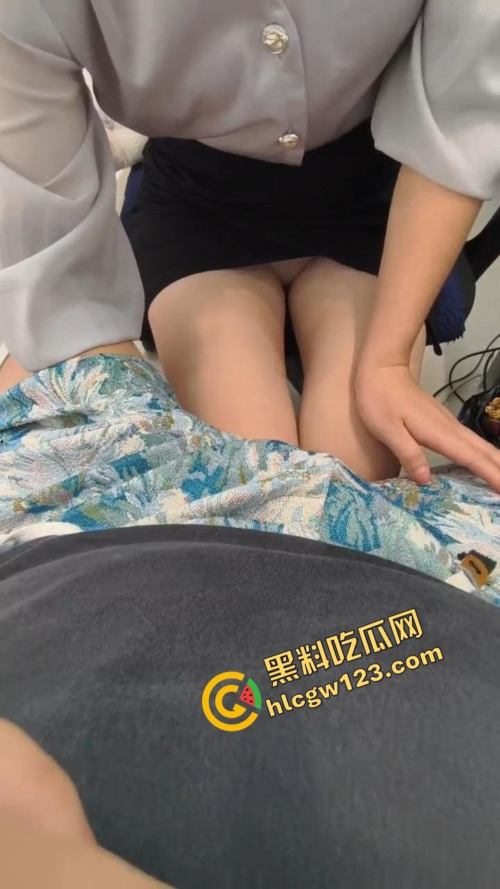 全公司都吃饭去了,只有我在工位被榨成豆腐脑,谁说办公室不能做爱?她一坐腿上直接开摸,肾保健逼我射!-6