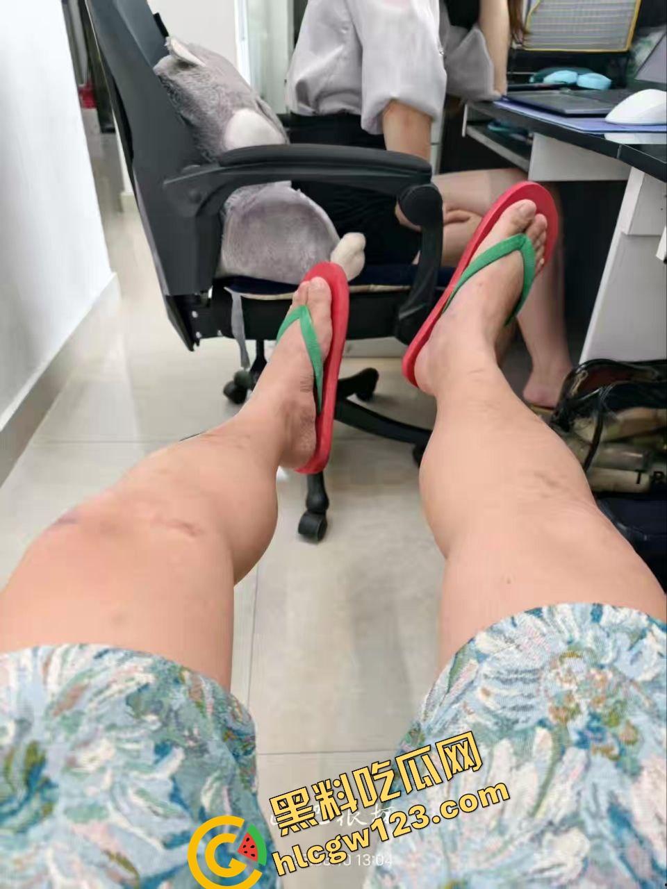 全公司都吃饭去了,只有我在工位被榨成豆腐脑,谁说办公室不能做爱?她一坐腿上直接开摸,肾保健逼我射!-9