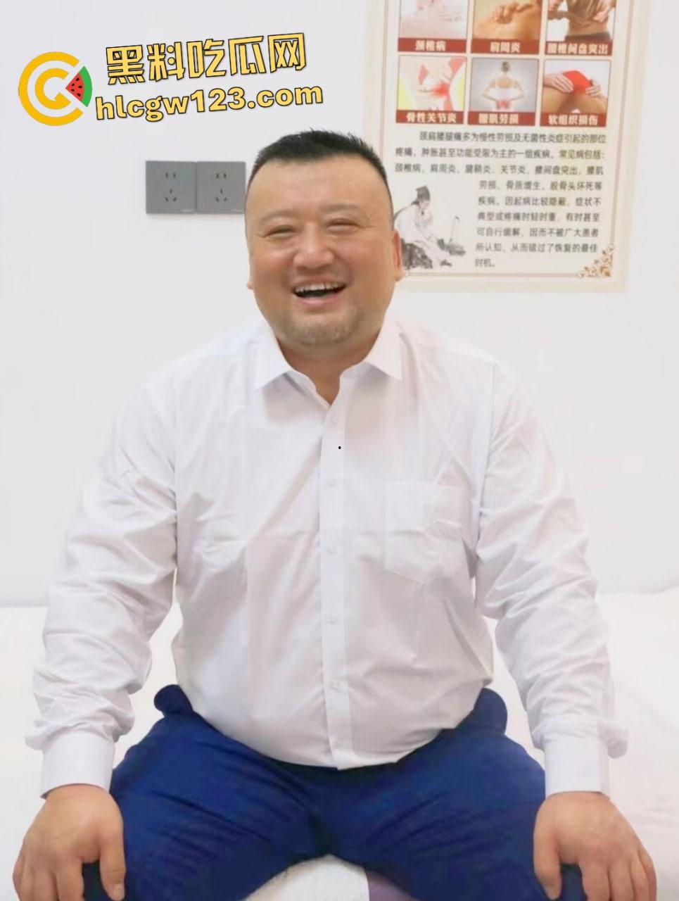 中国足协主席的弟弟【宋宇】床上调教丰满熟女筋膜枪打逼，再用鸡巴捅逼！-1