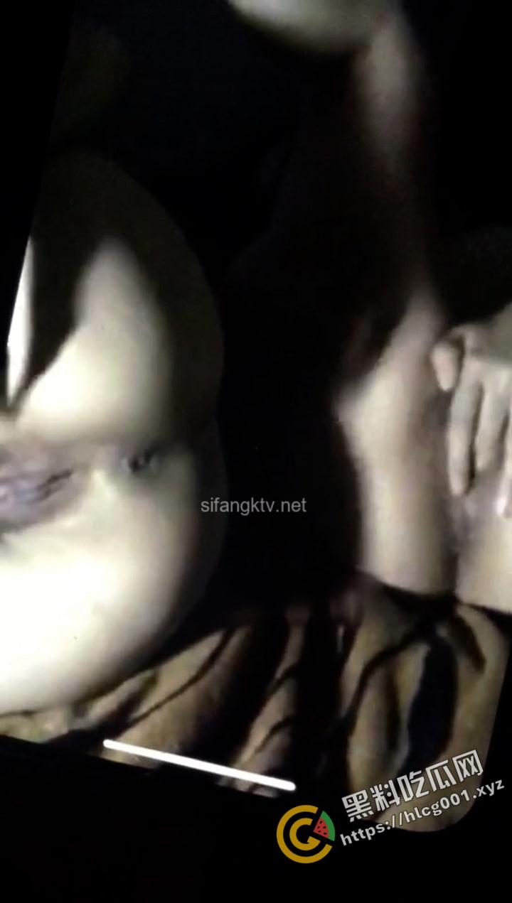 抖音粉丝超四十万的极品DJ【双胞胎B2B 】高颜值身材火辣,早期未整容未爆改发给榜一大哥的专属福利。 两个骚逼床上揉逼那一刻,我射了!-11