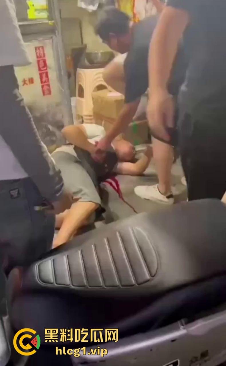 江苏宿迁蓝天市场外卖员等餐太久 拿刀刺杀饭店老板现场血流成河！-3