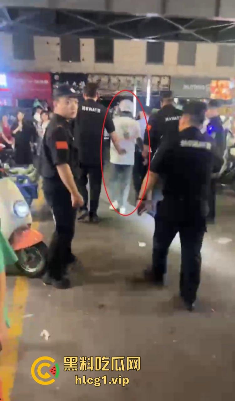 江苏宿迁蓝天市场外卖员等餐太久 拿刀刺杀饭店老板现场血流成河！-6