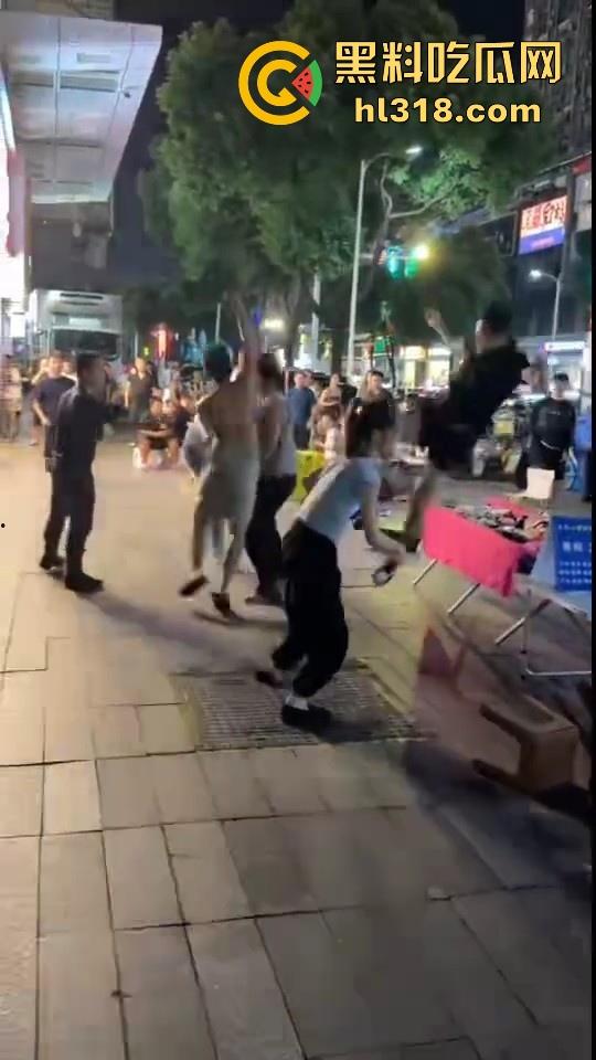 街头拳王大赛激烈上演，四男一女混合拳击，女的本来是拦开的，结果裸体男上来就一个大摆锤击倒，堪比UFC现场！-4