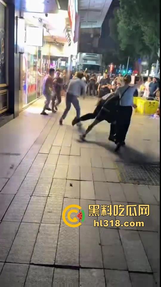 街头拳王大赛激烈上演，四男一女混合拳击，女的本来是拦开的，结果裸体男上来就一个大摆锤击倒，堪比UFC现场！-6