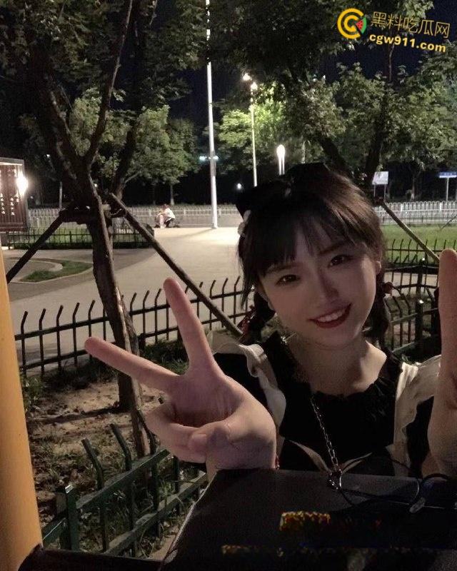 海南大学大二学妹【刘茜】，父母眼里的乖乖女，暑假出租房穿着情趣黑丝，被男友无套侧入猛干，淫叫声超级浪 ！-2