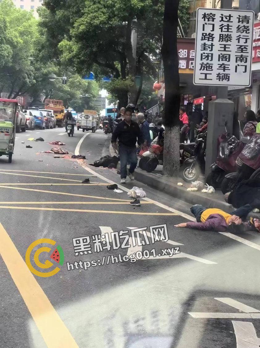 江西南昌胜利路公交车失控冲进人群  一地的行人尸体碎片 现场直达-2
