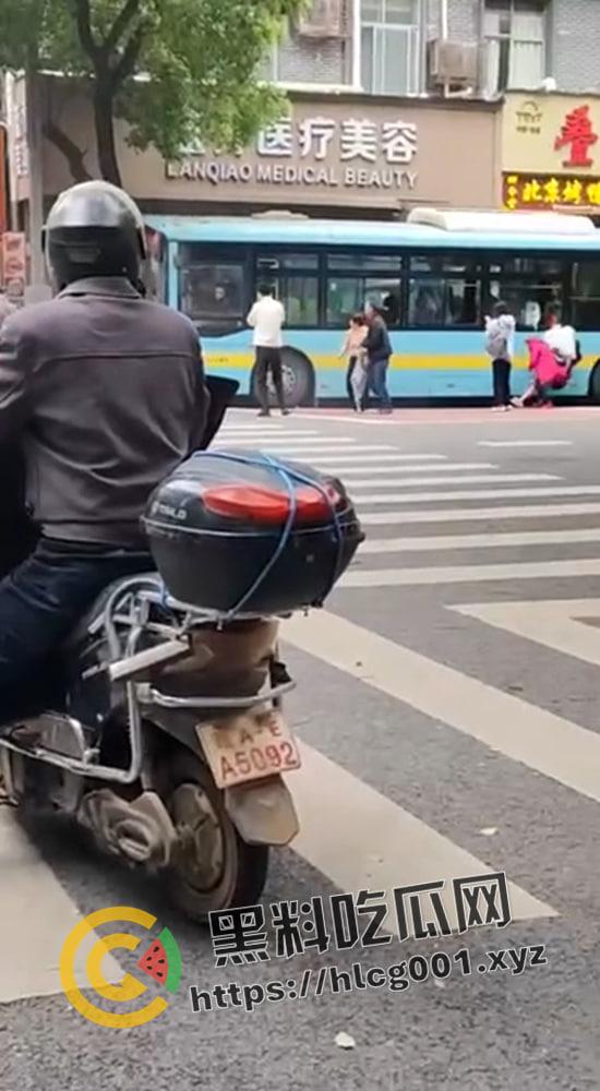 江西南昌胜利路公交车失控冲进人群  一地的行人尸体碎片 现场直达-4