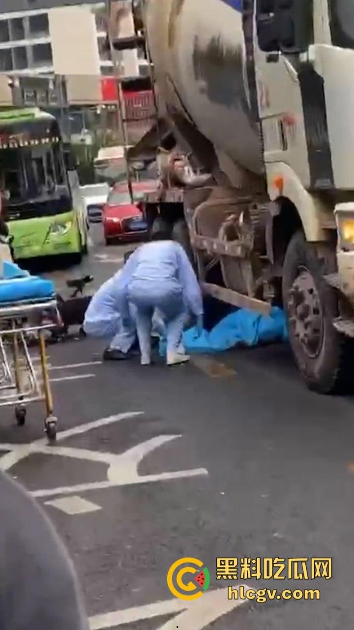 自贡张家沱隧道口工程车酿惨祸一妇女被大型工程车碾压后场景惊心！-1