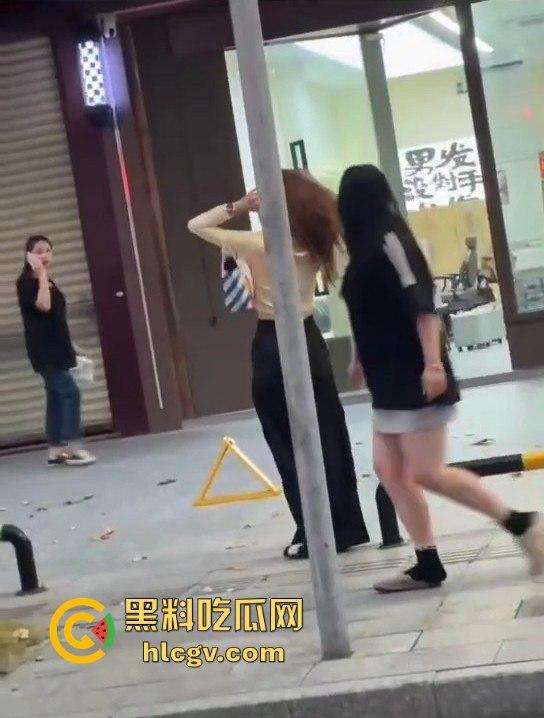 珠海男子带小三购物被原配抓包！小三有身材，原配有火气，抓头发骂得那叫一个狠！-2