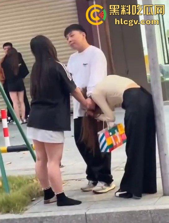 珠海男子带小三购物被原配抓包！小三有身材，原配有火气，抓头发骂得那叫一个狠！-4